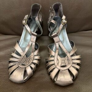 Mariana pewter T-Strap Sandals 40/9